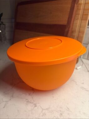 Tupperware orange classic Impression mixing storage bowl 10-cup/2.5L medium